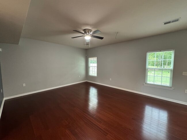Building Photo - 624 Leonard Ln