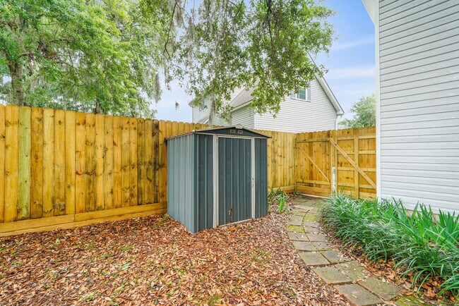 Building Photo - 529 Pointe S Dr