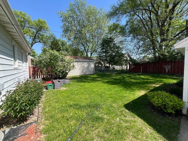 Building Photo - 2 Bed, 1 Bath Single-Family Home Close to ...
