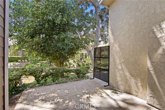 Building Photo - 75 Lakepines