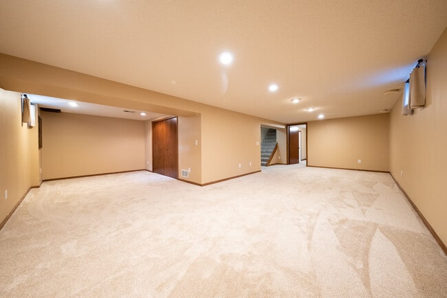 Building Photo - 13784 Fairlawn Ave
