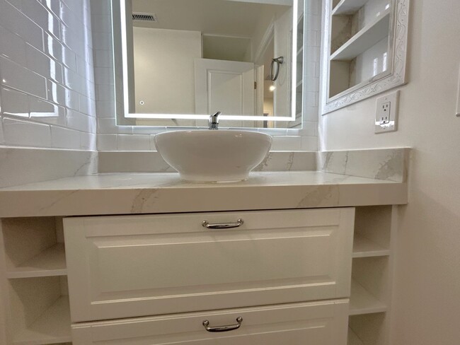 Building Photo - OAK CREEK DR UNIT D ONTARIO 91761  (2 BED / 2 BATH)