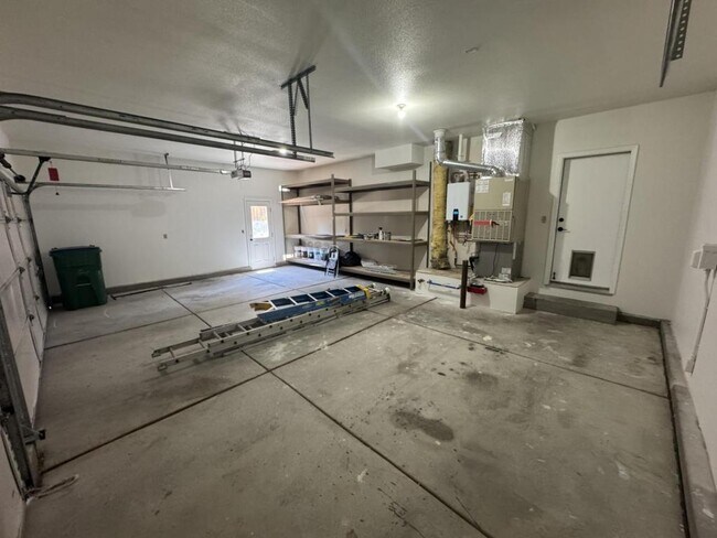 Building Photo - 1665 Southview Dr