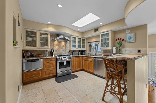 Building Photo - 735 San Fernando Pl