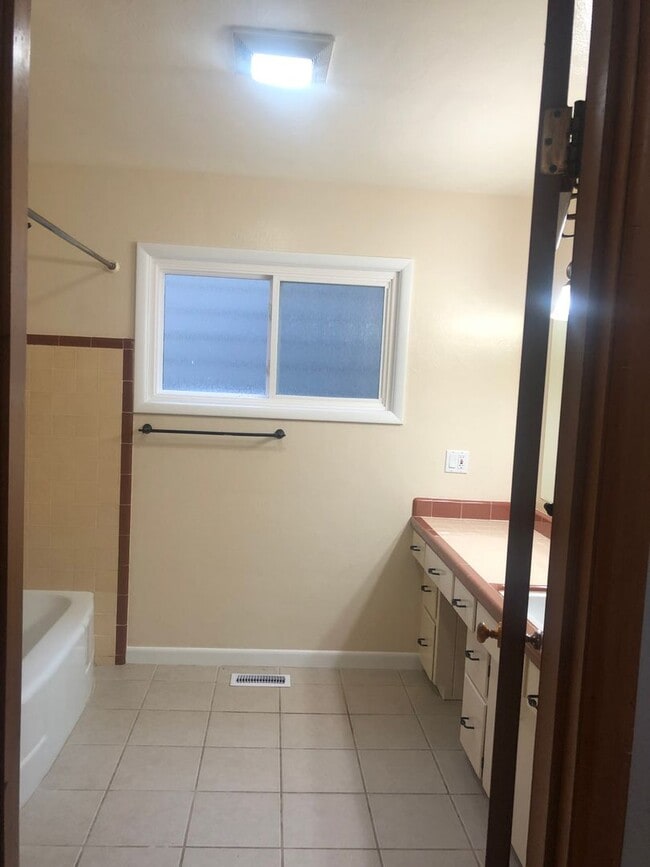 Building Photo - Stylish & Spacious 4-Bedroom Home in SE Sa...