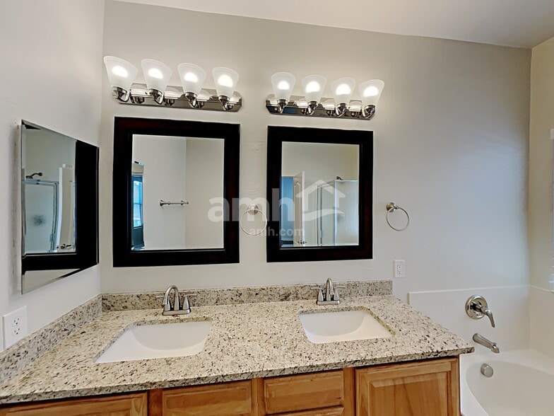 Building Photo - 221 W Vuelta Friso