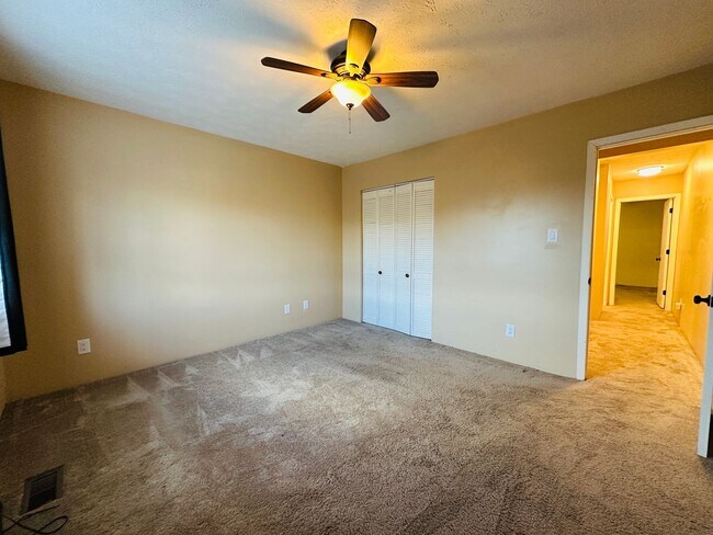 Building Photo - Charming 2-Story Condo in Quiet Knoxville Community – Minutes from Downtown!