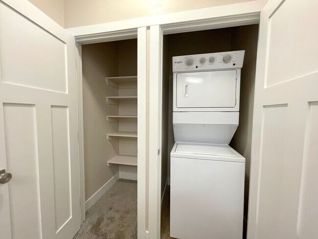 Building Photo - Beautiful 3 Bed/ 2 1/2 Bath Townhomes