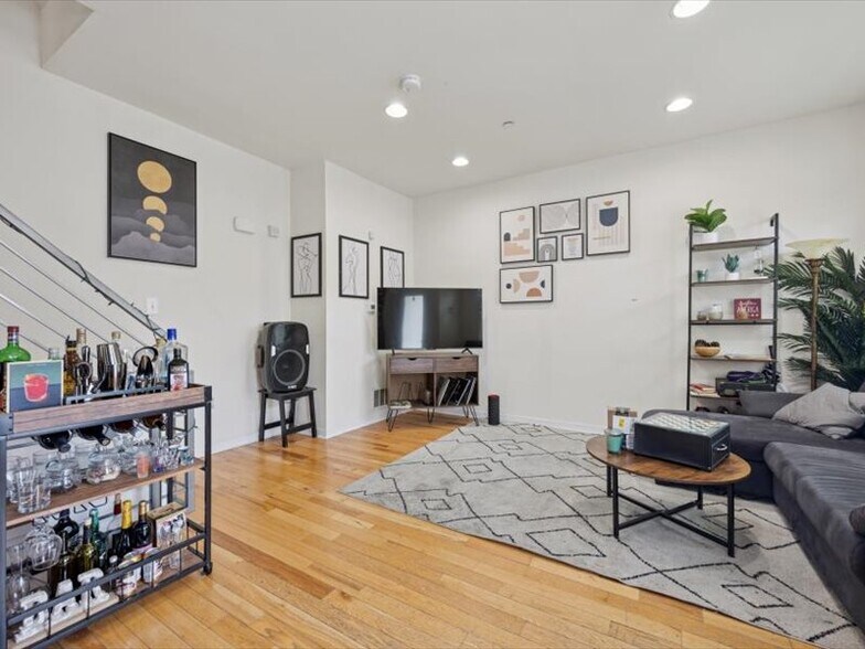 Building Photo - 928 S 15th St