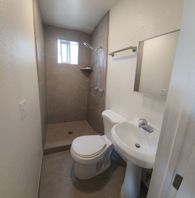 Building Photo - Views of Morro Bay in this cozy hillside cottage!