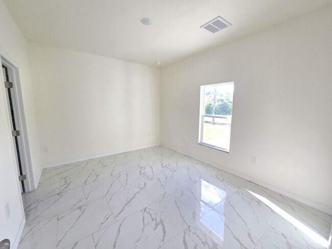 Building Photo - Great location in Lehigh Acres-Three Bedroom 2 bath/ Large Back yard!