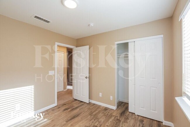 Building Photo - 10894 W Alvarado Rd