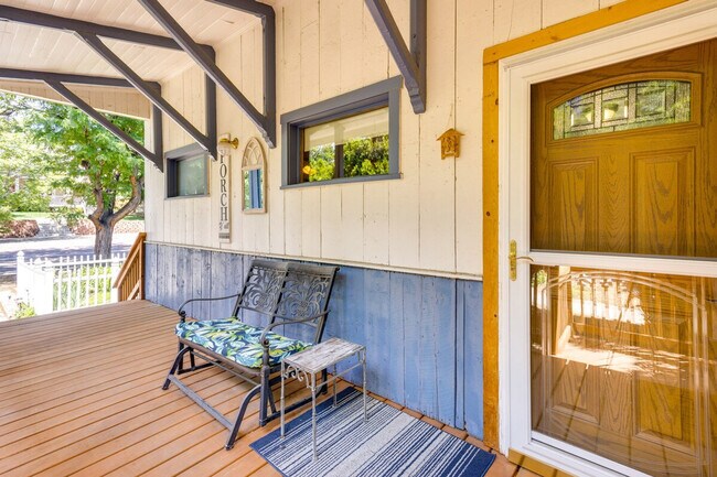 Building Photo - 619 N Corona St