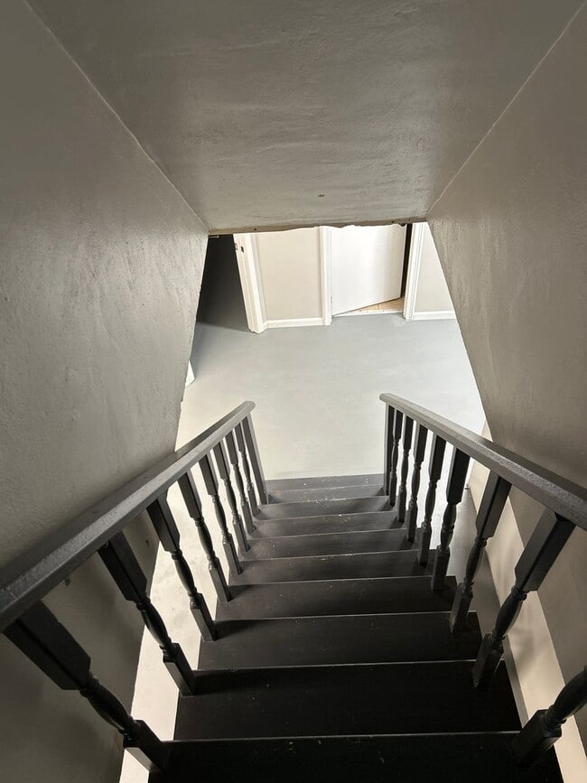 Building Photo - 3 BR 2 BA House with Garage