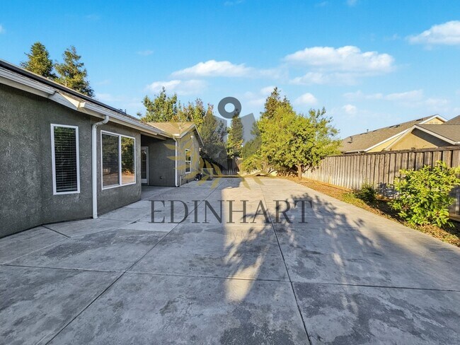 Building Photo - 448 W Serena Ave