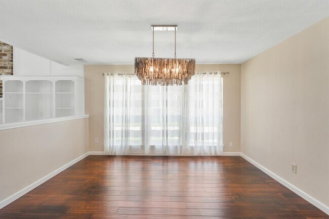 Building Photo - 907 Dominion Dr
