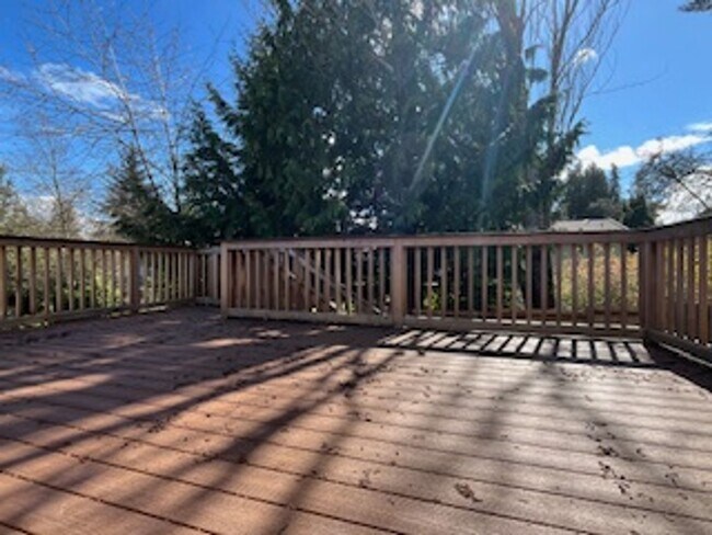 Building Photo - Completely Refreshed 4-Bedroom Shoreline Home