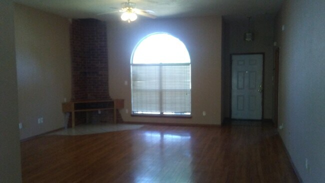 Building Photo - 4 bed 1.5 miles from OU Campus available f...