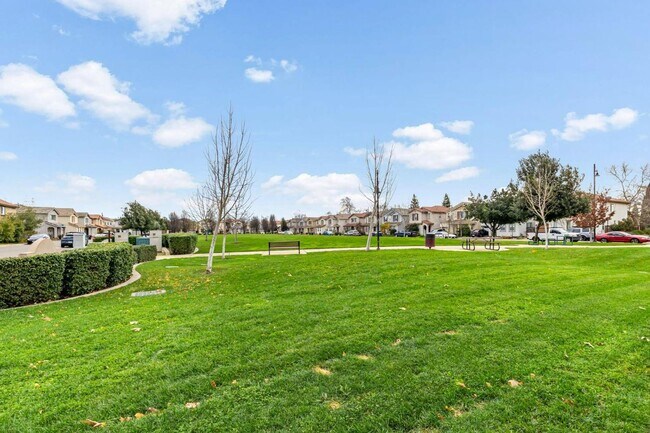 Building Photo - Spacious 3-Story Home in Rancho Cordova