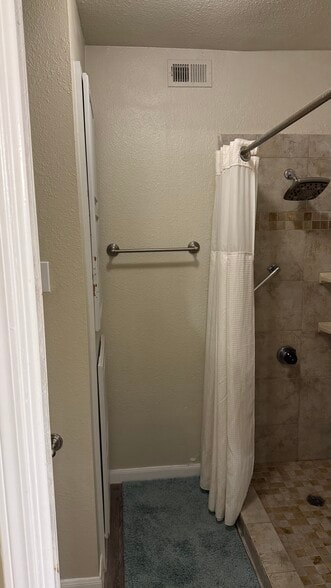 Master Bathroom (3) - 356 W Harwood Rd