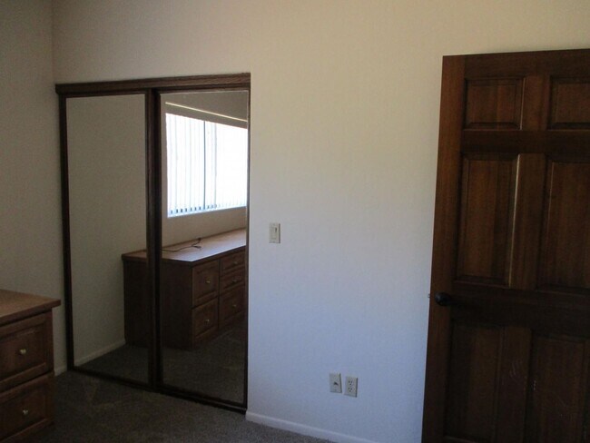 Building Photo - 4 bedroom 2.5 Bath