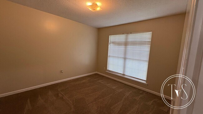 Building Photo - RATE DROP ALERT (was $2200/month) and MOVE-IN SPECIAL: 1st FULL MONTH'S RENT FREE*