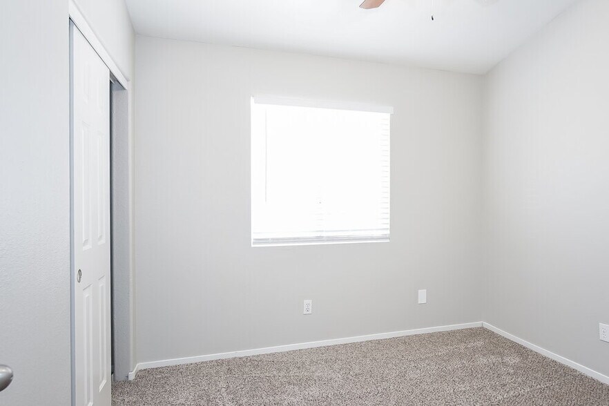 Building Photo - 7028 Village Shore Ct