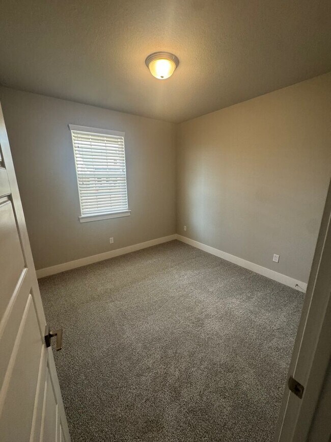 Building Photo - Enclosed Fenced Yard - 3/2/2 - Commuter Friendly