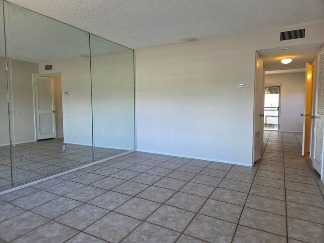 Building Photo - NEW PRICE / Summer Lakes-N Tamiami Trail