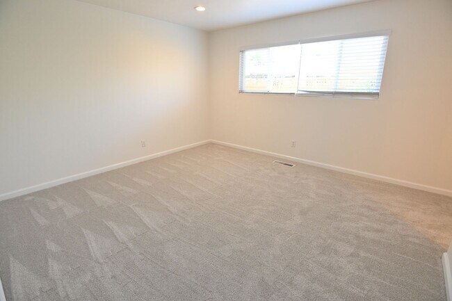 Building Photo - 5659 Lathrop Dr