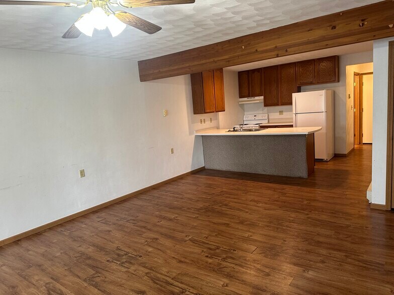 Building Photo - 1020 Lakeshore Dr