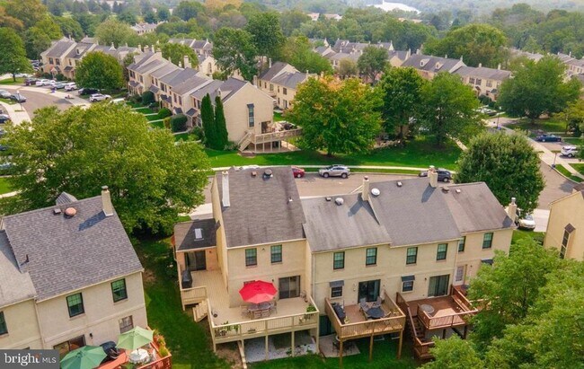 Building Photo - 2074 Yorktown S