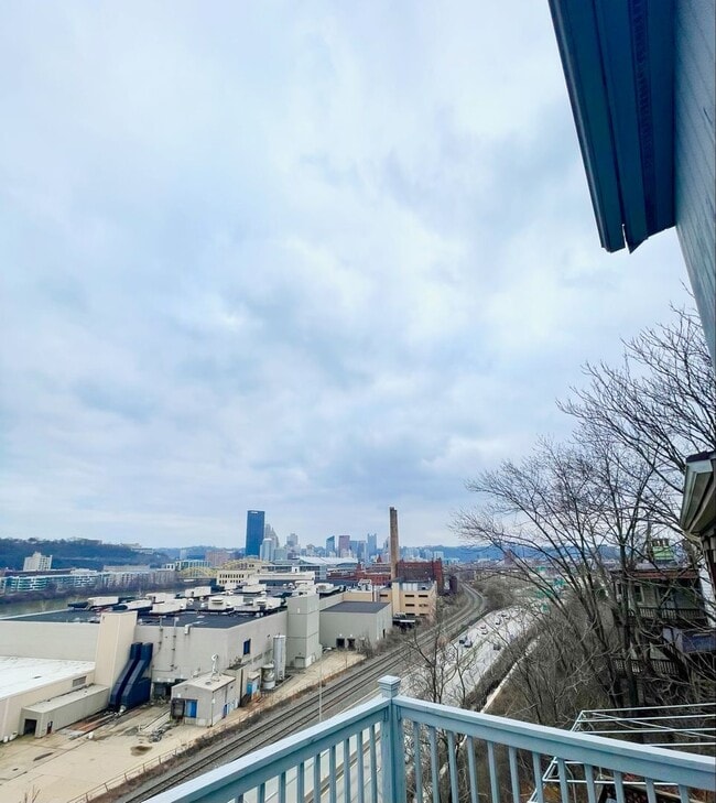 Building Photo - Awesome 3 or 4 Bedroom Single-Family Home in Troy Hill- 3 Level Deck and Central Air!