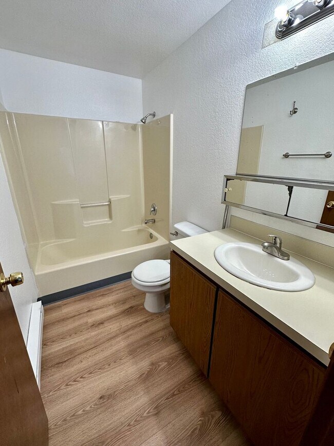 Building Photo - 2 Bed 1 Bath in heart of Bellingham Receive a $250 Amazon gift card upon move in!!