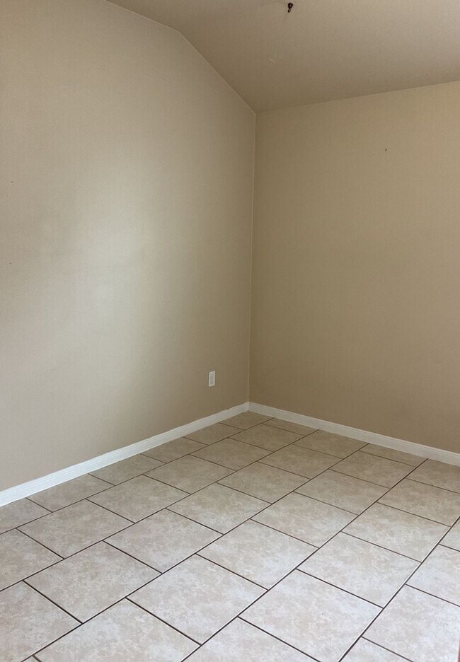 Building Photo - 4610 Cambridge Dr