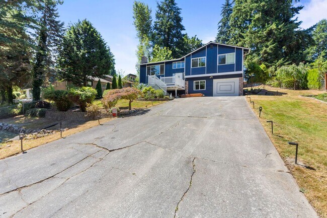 Building Photo - Huge fully fenced dog yard! RV/Boat extra parking! 4 bdrm 2.25 bath. Minutes to I-5, Everett Mall...