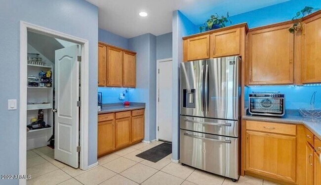 Building Photo - 5 Bedroom, 3 Bath Home in Secluded Neighbo...