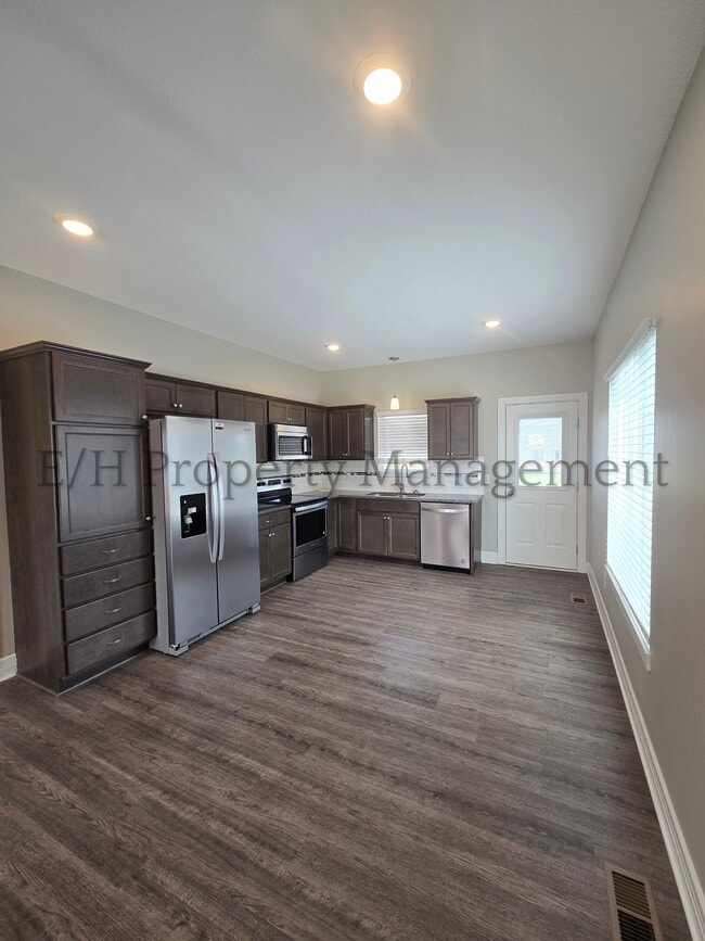 Building Photo - 2220 E Village Estates Dr