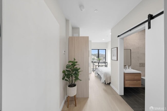 Building Photo - 811 Valencia St