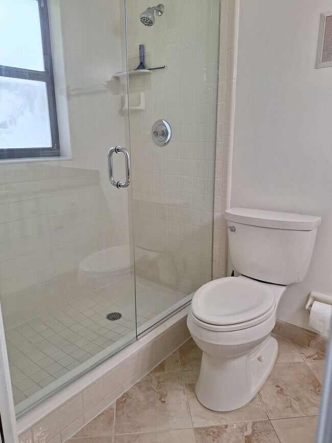Building Photo - Adorable 2BR 2BA duplex in Shangr La Village