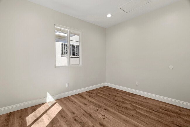 Building Photo - 749 N Wilton Pl