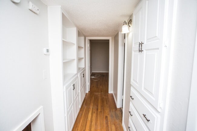 Building Photo - "Spacious 5-Bed Oasis with Granite Elegance & Hardwood Charm in Lubbock!"