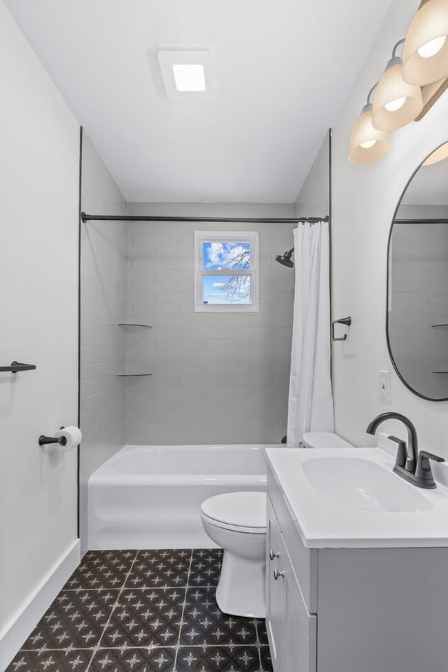 Building Photo - 449 E Brandeis Ave