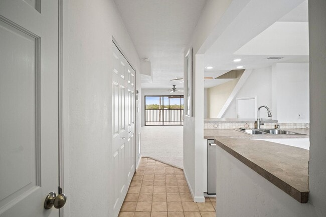 Building Photo - Stunning 2-bedroom, 2-bathroom condo with ...