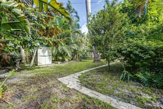 Building Photo - 2601 NE 11th Ct