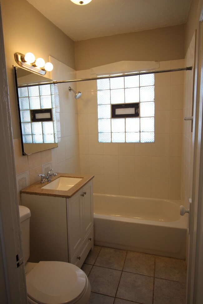 Building Photo - 2 Bed / 1 Bath Beautiful Rehabbed Apartment in Hermosa near Fullerton Bus, Restaurants & Shopping...