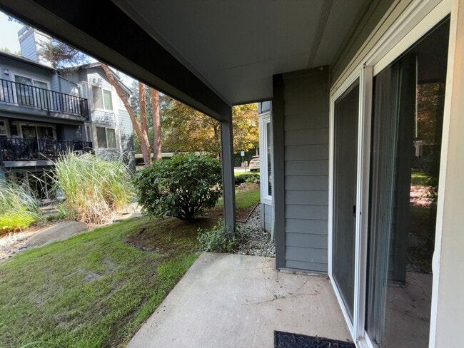 Building Photo - 2 Bed 1 Bath Totem Lake Condo