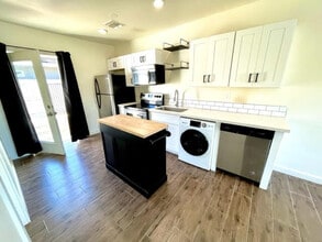 Building Photo - Renovated. with private yard!!!