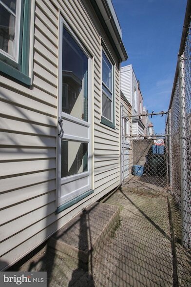 Building Photo - 832 Mercer St