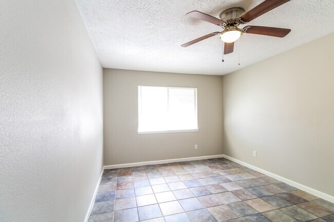 Building Photo - 4427 Ravine Dr